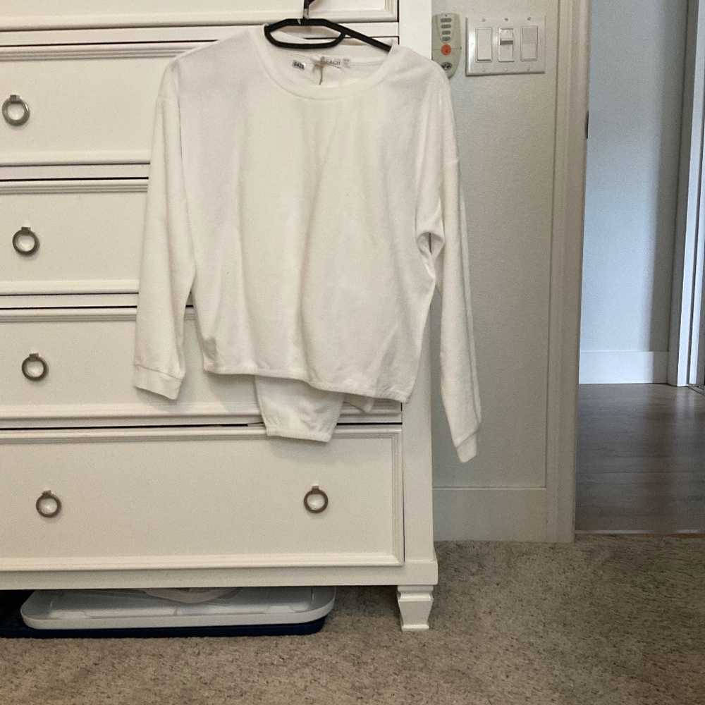 #0425 Kids White PJ Set Size 12/14 Brand Bear foot Dreams Beach